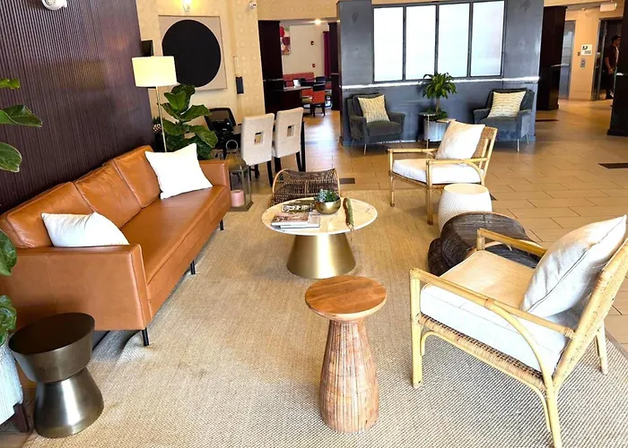 Holiday Inn Express & Suites Naples Downtown - 5Th Avenue By Ihg
